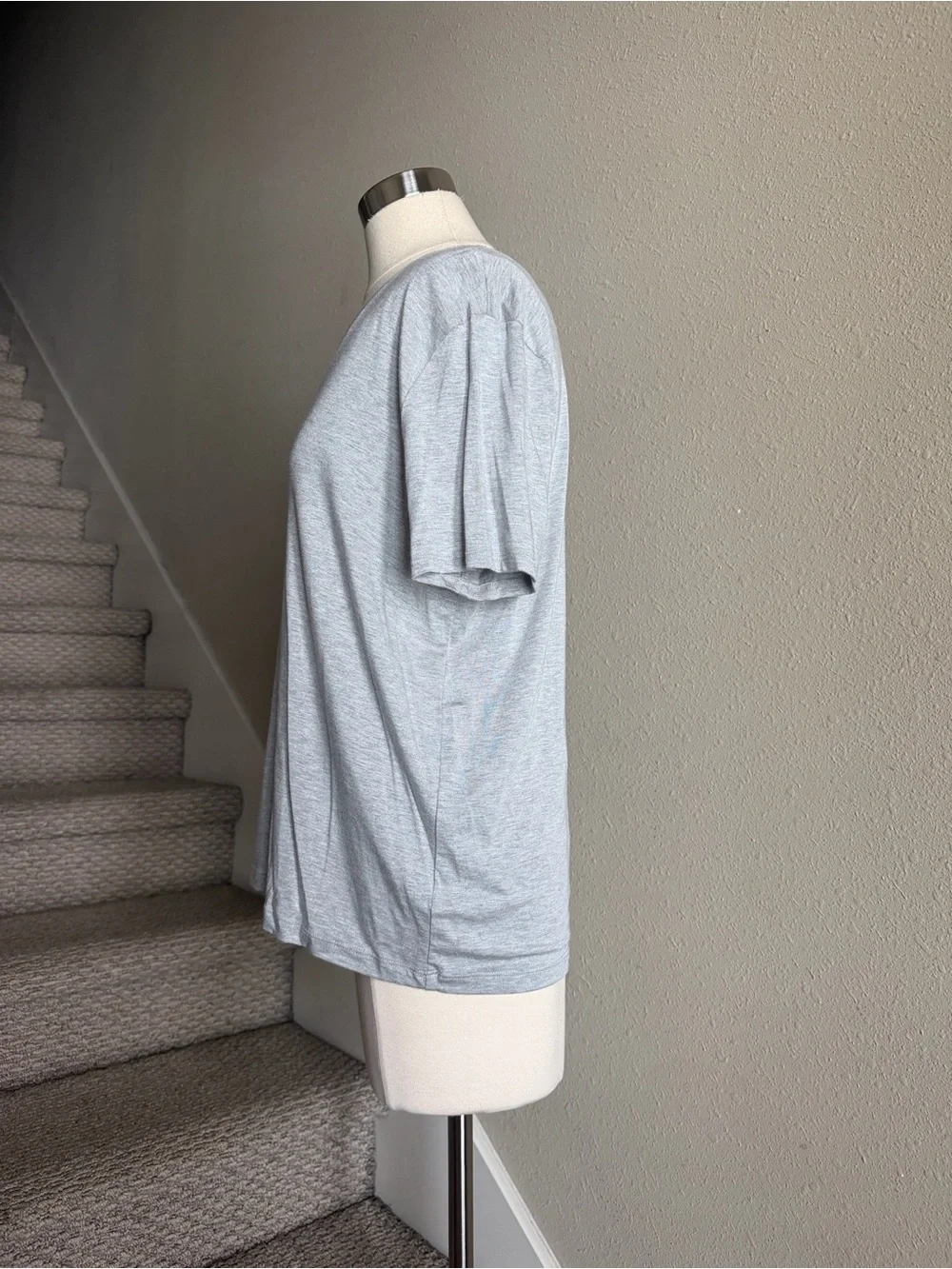 Splendid Sz M Light Gray V-Neck Short Sleeve Tee